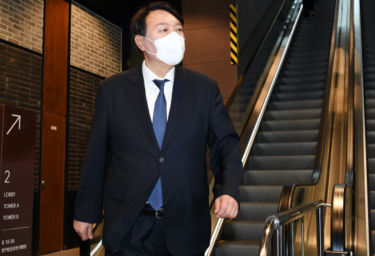 지난 7월7일 윤석열 전 검찰총장(사진)이 서울 종로구 한 중식당에서 안철수 국민의당 대표와의 오찬 회동을 마친 뒤 취재진과 만나기 위해 이동하고 있다.연합뉴스